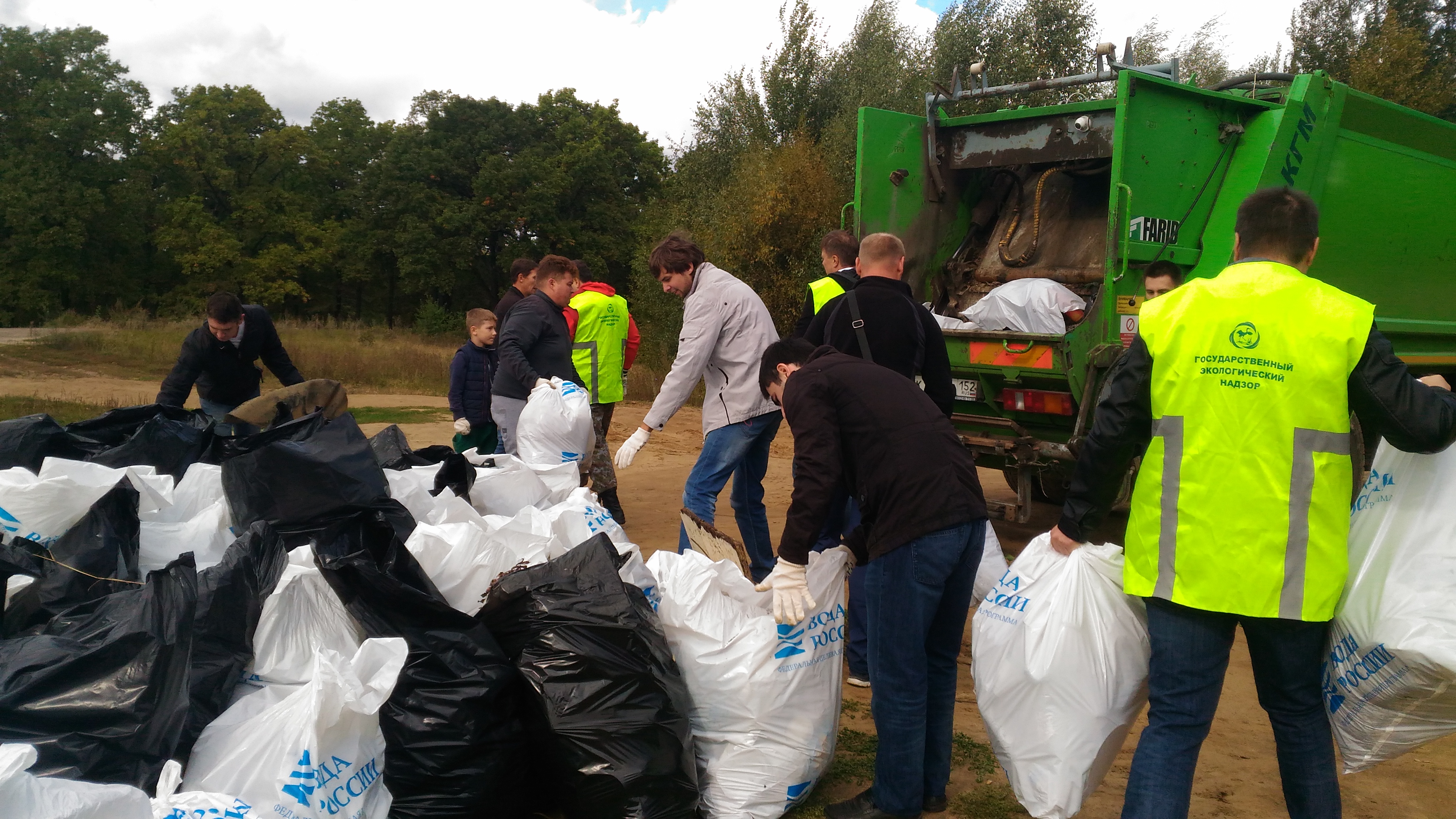 Почти 500 мешков мусора собрали добровольцы в излюбленных местах отдыха нижегородцев - фото 3