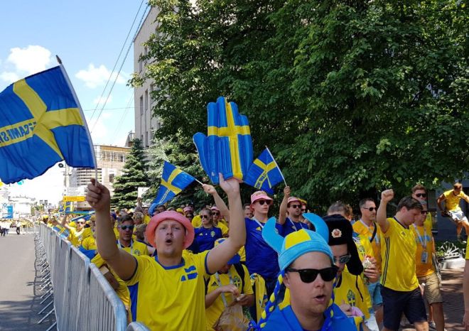 Большая Покровская стала желтой от футболок шведских фанатов (ВИДЕО)