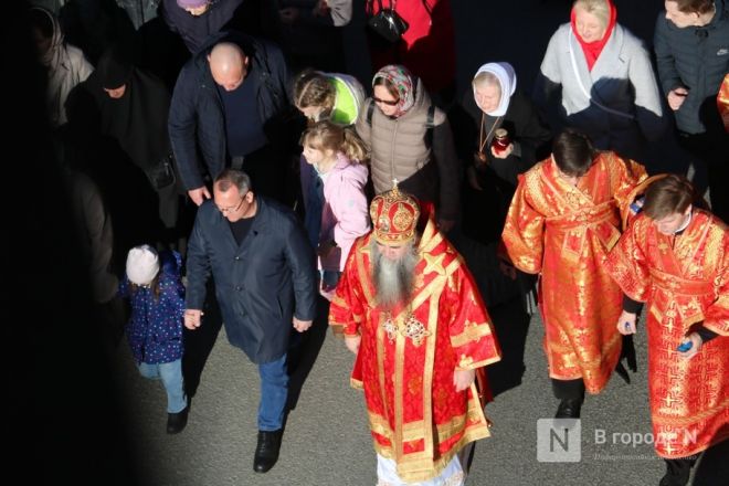 Шли Крестным ходом и ели гигантский кулич: как прошла Пасха в Нижнем Новгороде — фоторепортаж - фото 12