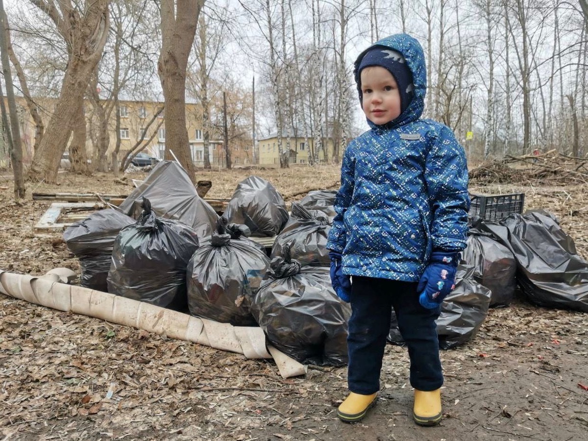 Трехлетний мальчик поучаствовал в первом в этом году субботнике в Нижнем Новгороде - фото 1