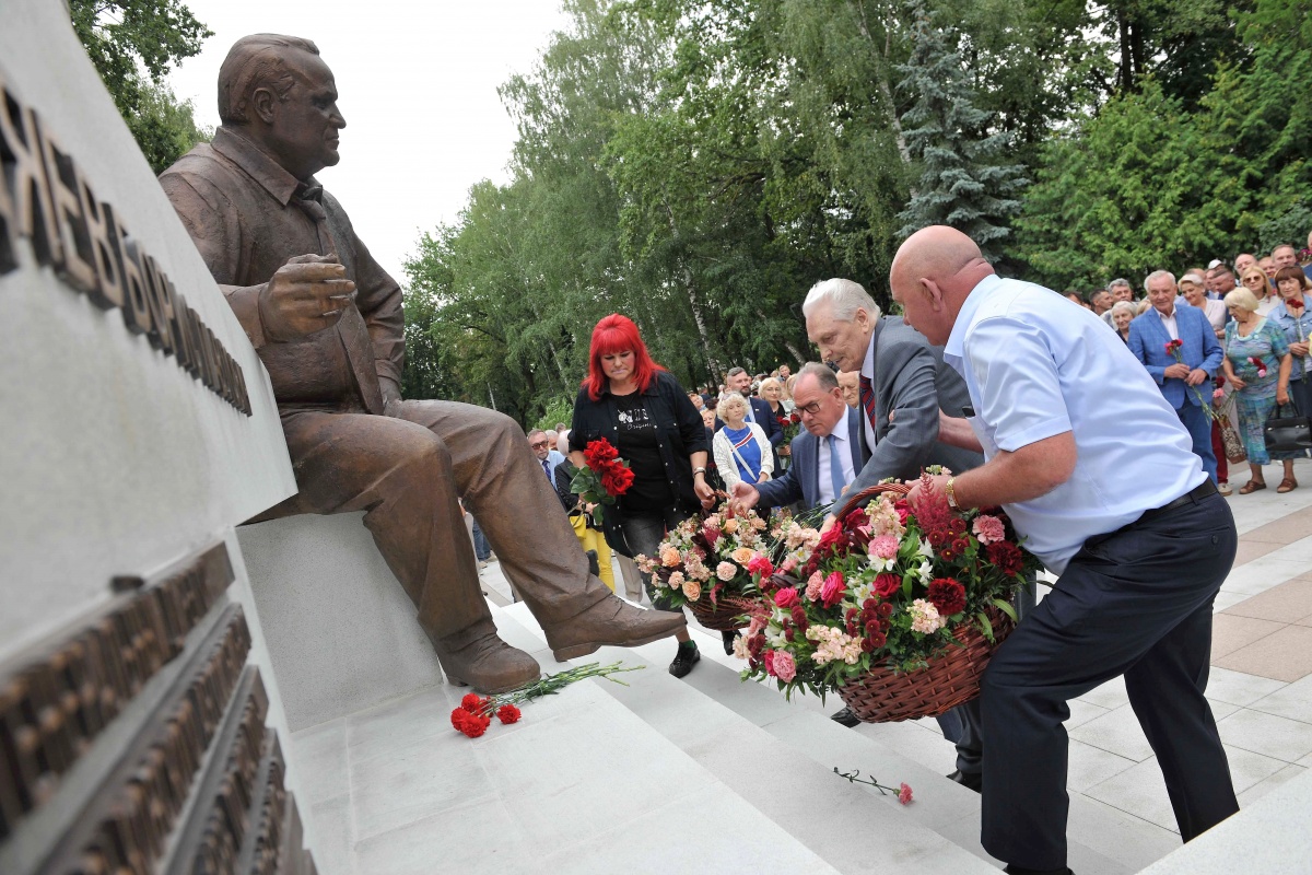 Памятник &laquo;народному директору&raquo; Горьковского автозавода открыли в Нижнем Новгороде - фото 2