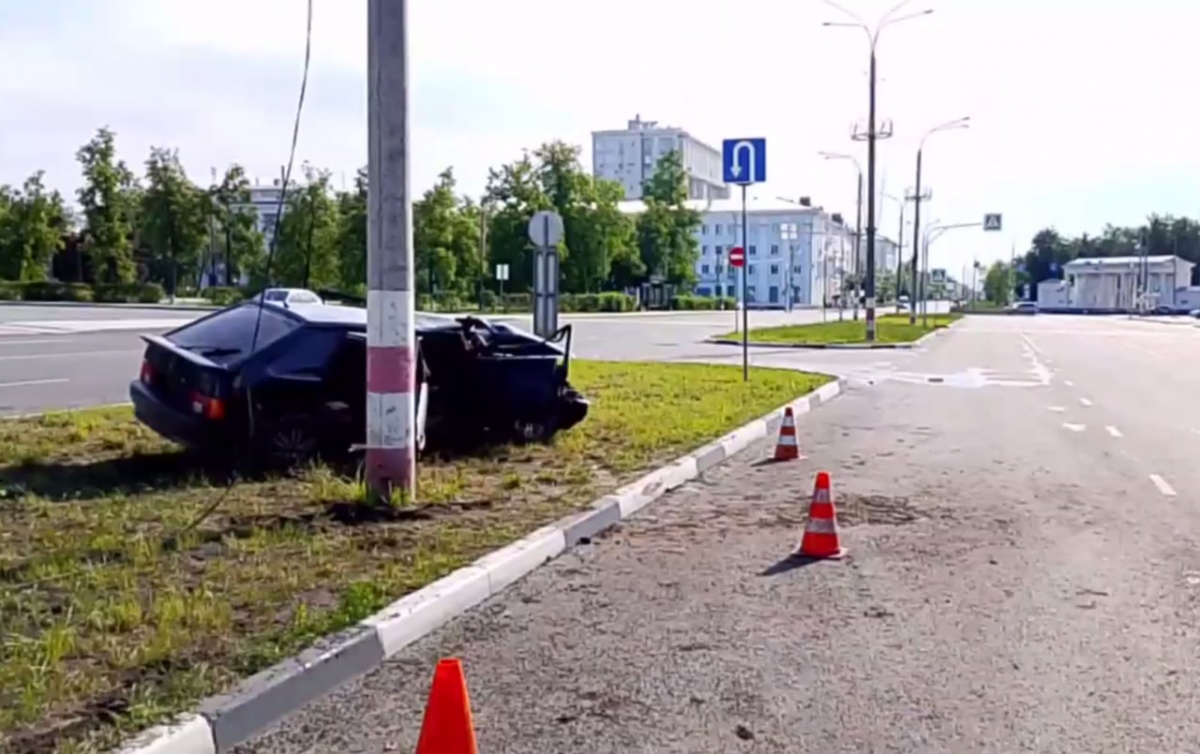 Автомобиль влетел в столб в Дзержинске: четверо пострадали