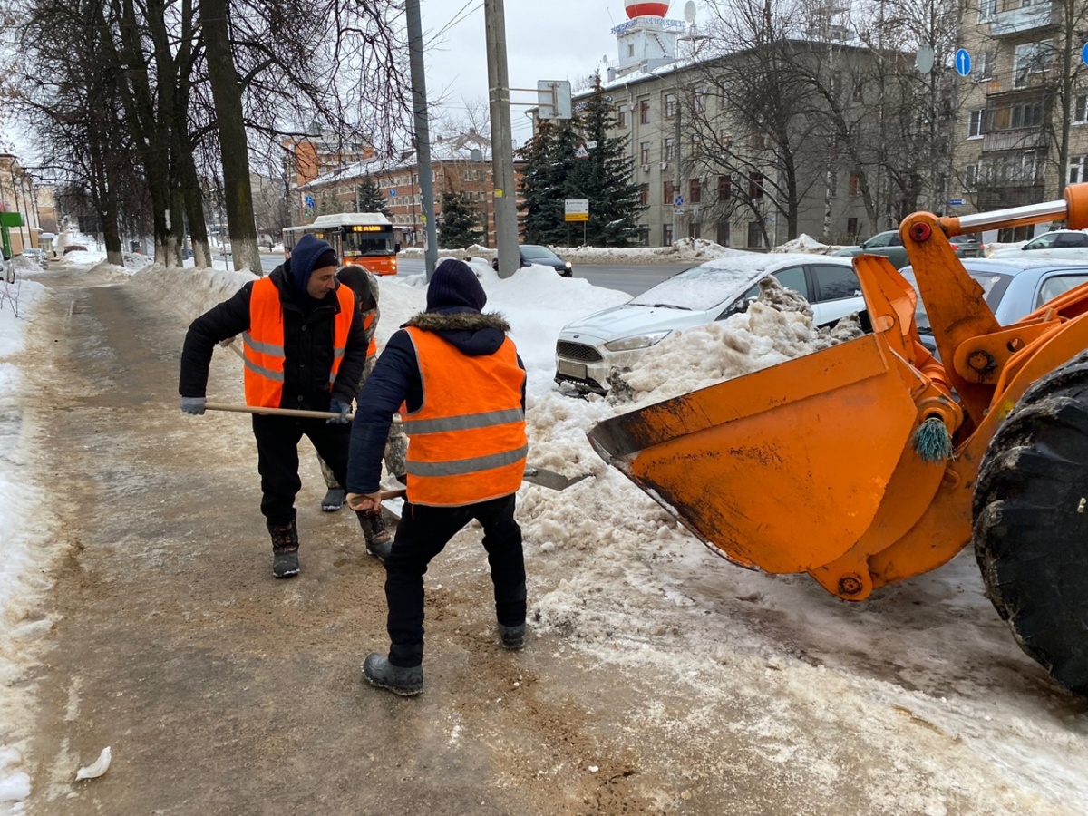 Обработку дорог и тротуаров усилили в Нижнем Новгороде перед снегопадом