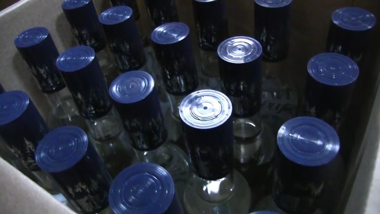 Более 4,5 тысячи бутылок с нелегальным алкоголем изъяли в Арзамасе - фото 3