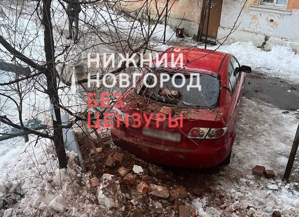 Коммунальщики назвали причину разрушения дымохода на доме на улице Новикова-Прибоя - фото 1