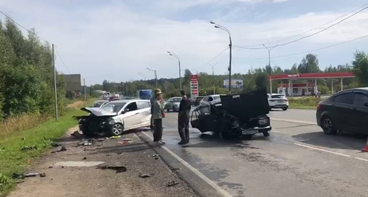 Два человека пострадали при лобовом столкновении легковушек в Кстовском районе - фото 1