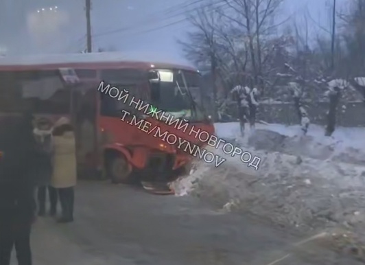 Автобус с пассажирами въехал в сугроб после ДТП в Нижнем Новгороде - фото 1