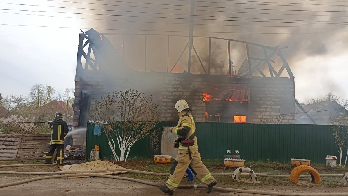 Частный двухэтажный дом загорелся на Бору 12 мая - фото 1