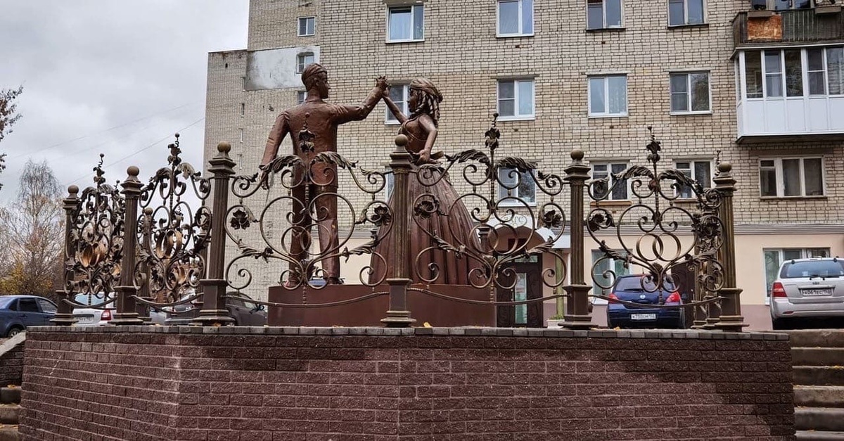 Нижегородцы критикуют памятник молодоженам у загса в Павлове - фото 4