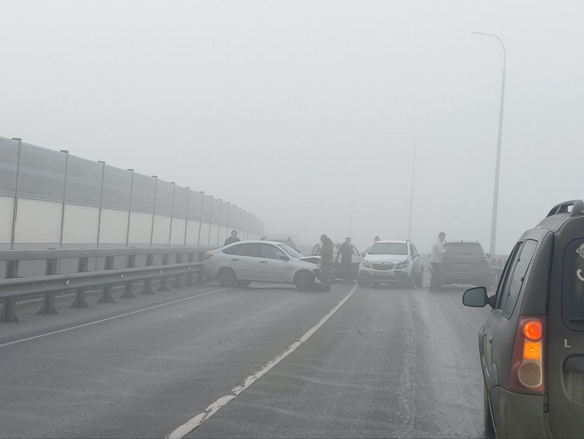 Огромная пробка образовалась на Бору из-за массового ДТП - фото 1