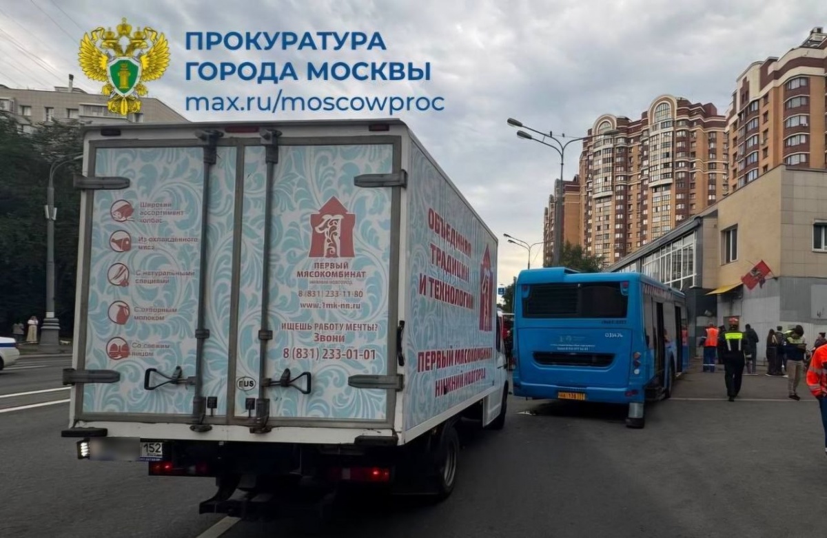 Грузовик с нижегородскими номерами попал в серьезное ДТП с автобусом в Москве - фото 3