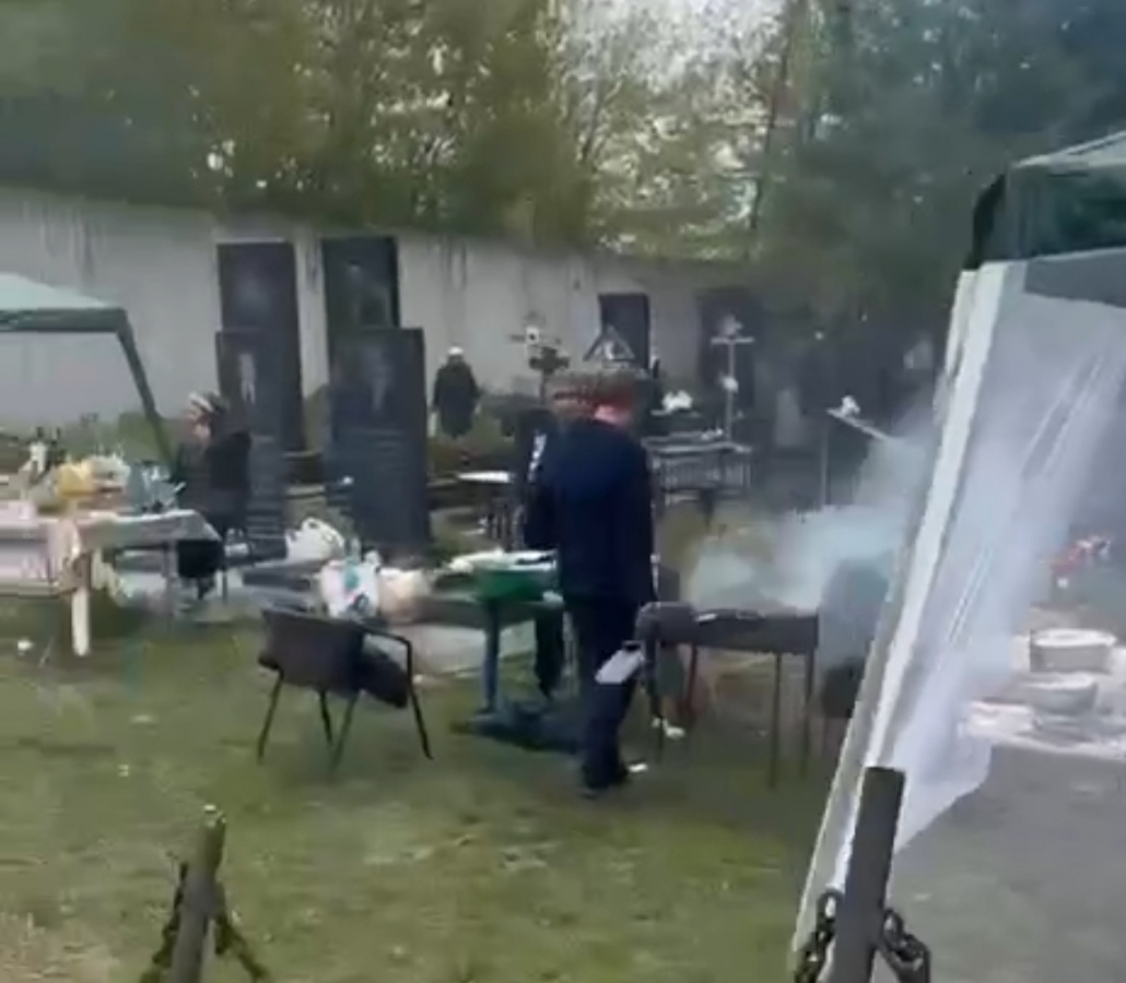 Цыгане устроили посиделки с шашлыками на нижегородском кладбище