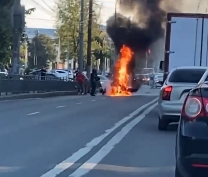Мотоцикл вспыхнул в Автозаводском районе после столкновения с иномаркой - фото 1