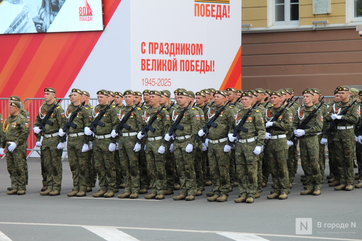 Фоторепортаж: парад в честь 80-й годовщины Победы прошел в Нижнем Новгороде - фото 6