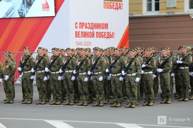 Фоторепортаж: парад в честь 80-й годовщины Победы прошел в Нижнем Новгороде - фото 88