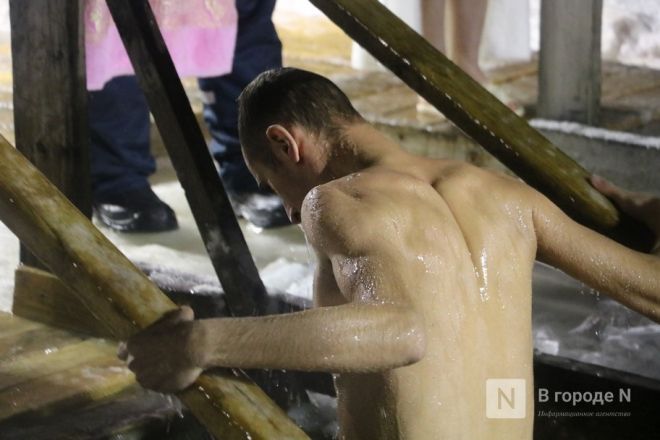 Мороз по коже: фоторепортаж с крещенских купаний в Нижнем Новгороде - фото 21