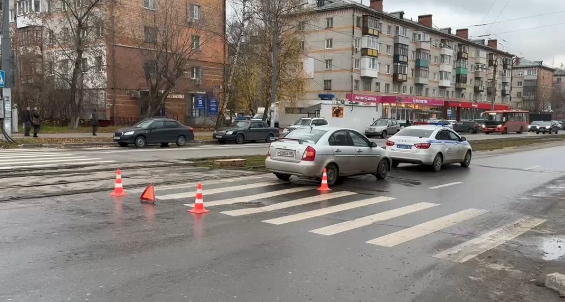 Автомобиль сбил женщину и ребенка в Нижнем Новгороде - фото 1