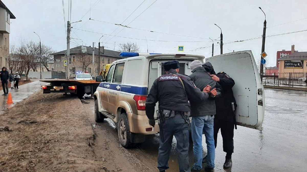 Пьяный водитель без прав вылетел на тротуар в Дзержинске - фото 1