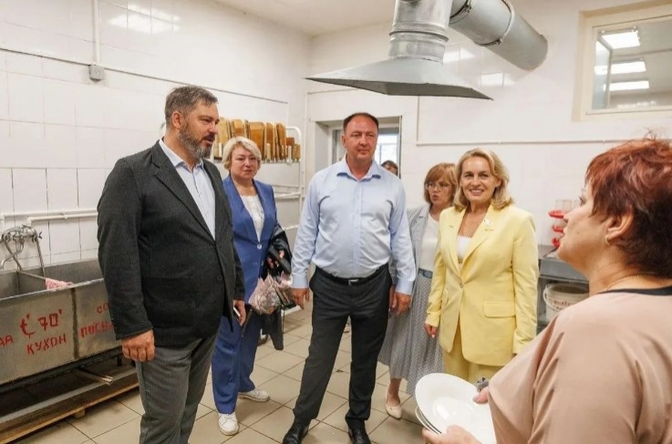 Мэр Дзержинска Клинков проверил подготовку школы №17 к новому учебному году - фото 1