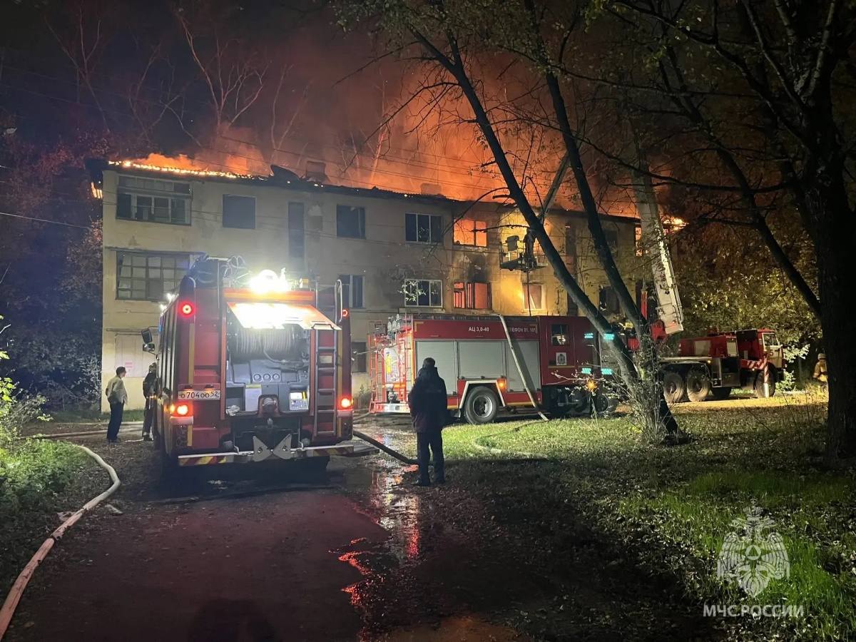 Появились фотографии с места крупного пожара в трехэтажке в Нижнем Новгороде - фото 1