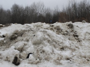 Свежие могилы на Ново-Сормовском кладбище завалили огромными снежными кучами