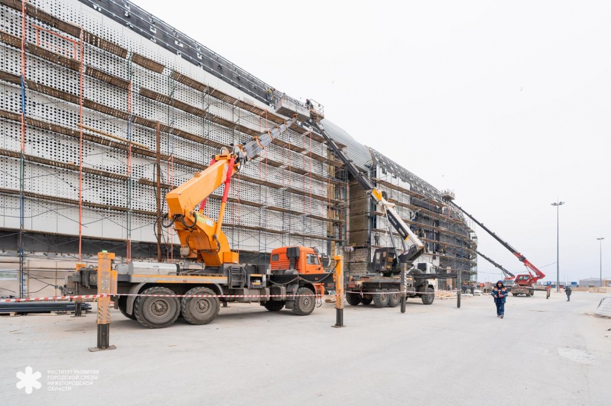 Панели фасада монтируют на Ледовой арене на Стрелке в Нижнем Новгороде - фото 1
