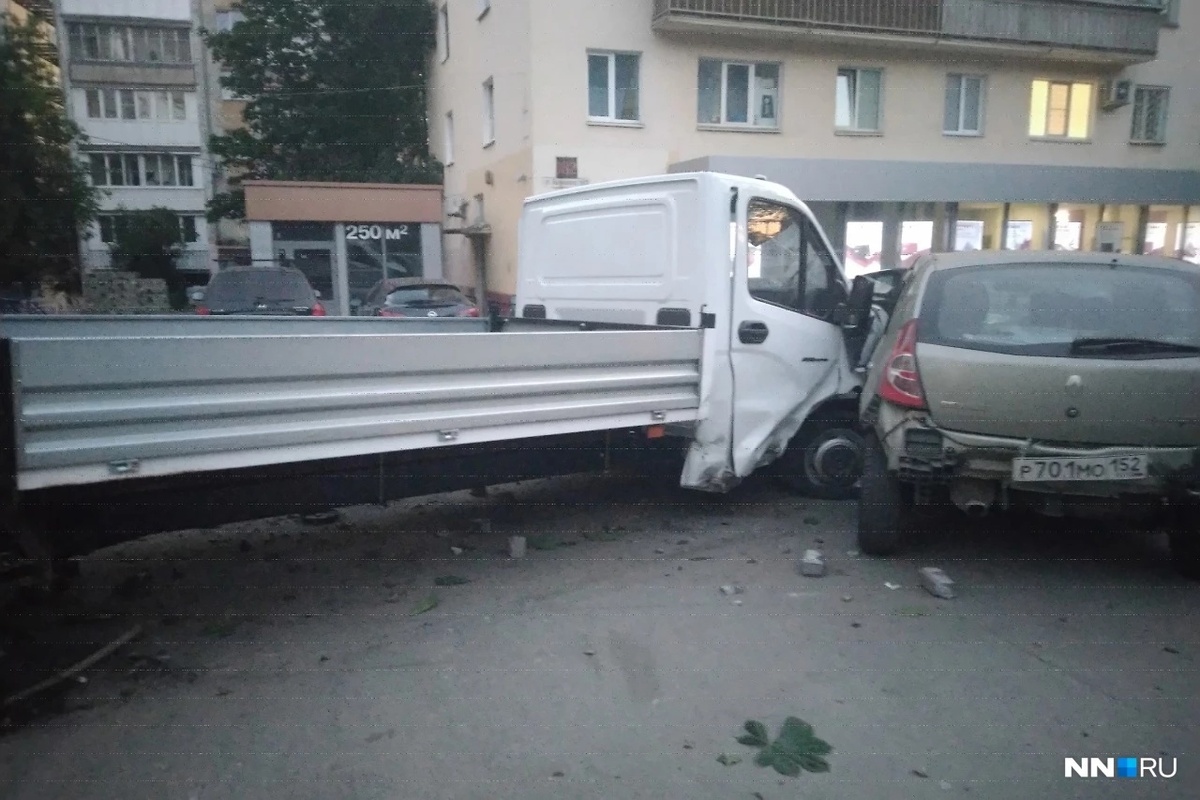 «Газель» и BMW протаранили крыльцо магазина в центре Нижнего Новгорода