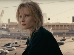 Монеточка выпустила клип по мотивам фильма «Брат» (ВИДЕО)