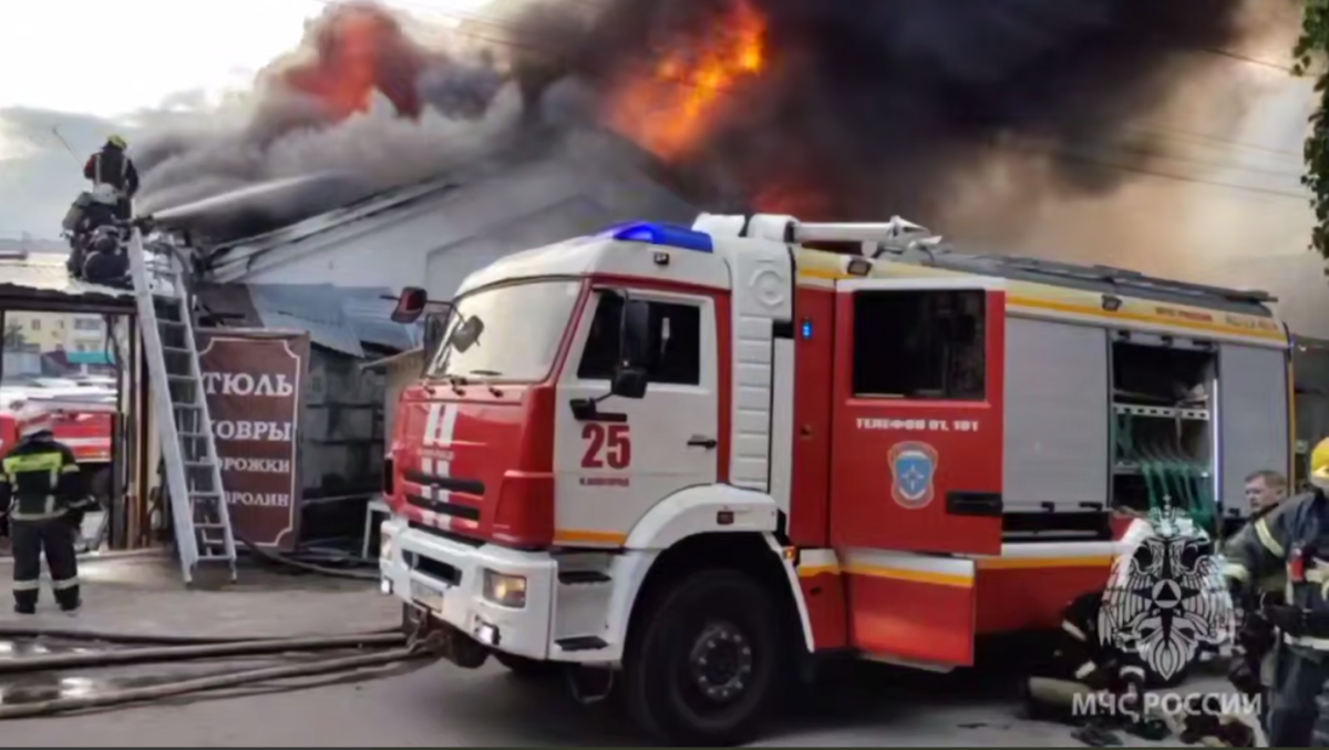 Озвучена причина крупного пожара на рынке в Канавинском районе - фото 1