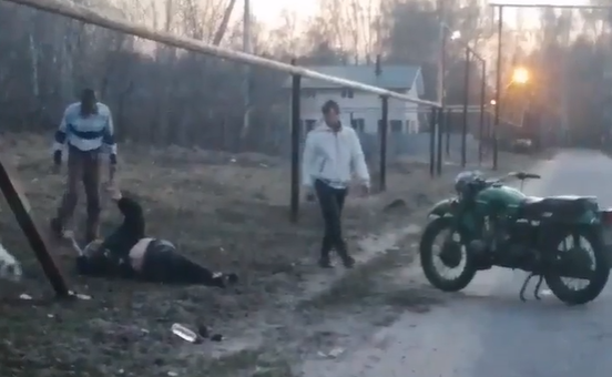 Пьяный мотоциклист наехал на прохожего, а затем избил его на Бору - фото 1