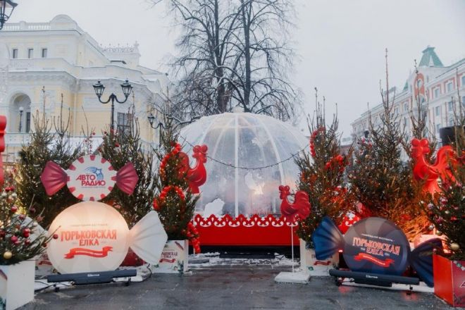 Домик добрых дел и снежный шар установили в Нижнем Новгороде - фото 2