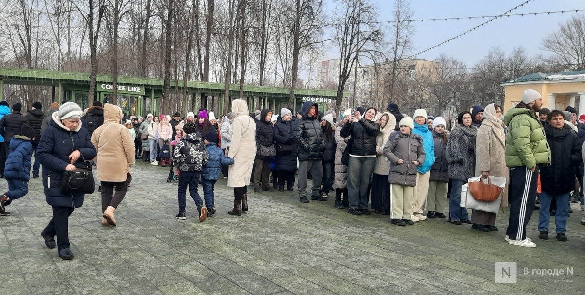 Огромные очереди за блинами выстроились в Нижнем Новгороде в Масленицу - фото 1