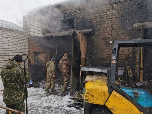 Один человек пострадал на пожаре в складском помещении в Нижнем Новгороде - фото 3