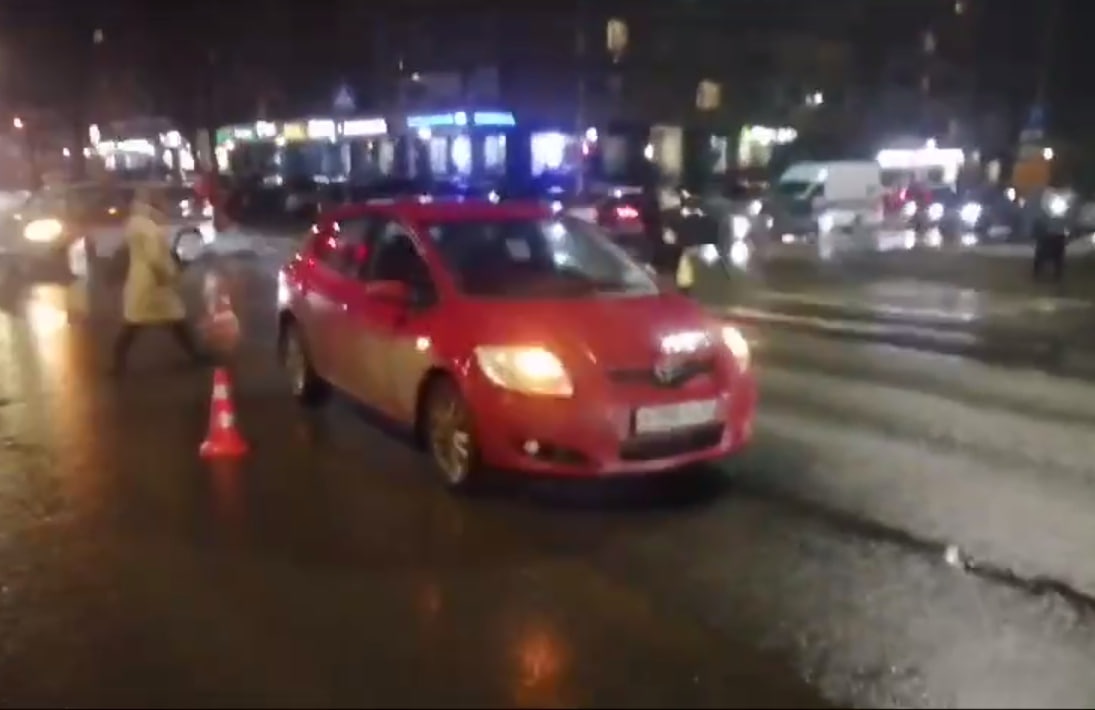 Автомобиль сбил пешехода на зебре на улице Генкиной в Нижнем Новгороде - фото 1