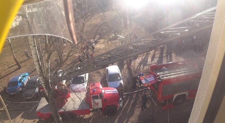 Ребенка и четверых взрослых спасли нижегородские пожарные из горящей пятиэтажки - фото 3