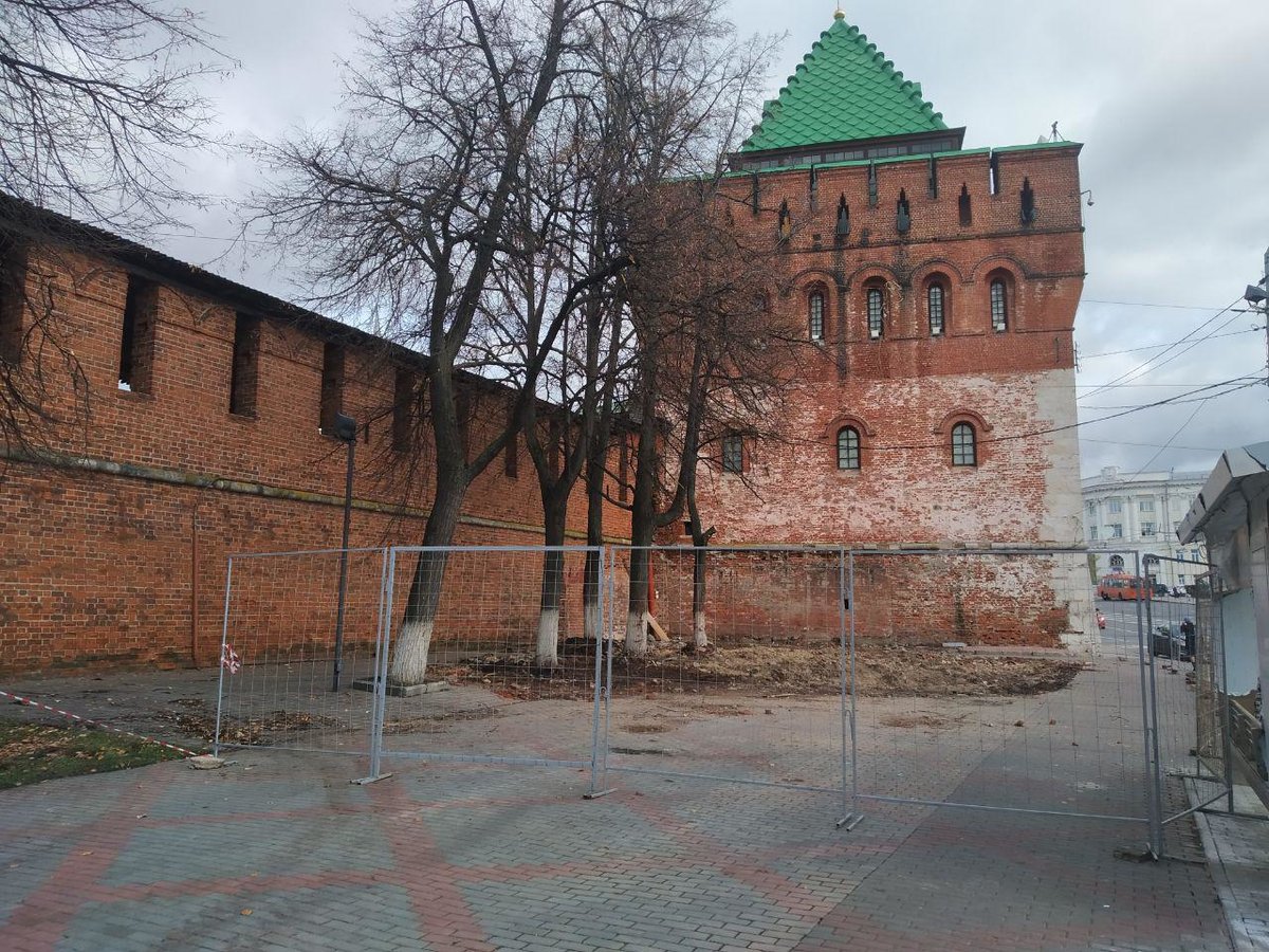 Камень новгорода. Кафе град камень на площади Минина Нижний Новгород. Кафе град камень Нижний Новгород. Кафе у Дмитриевской башни. Пл.Минина и Пожарского Нижний Новгород кафе.