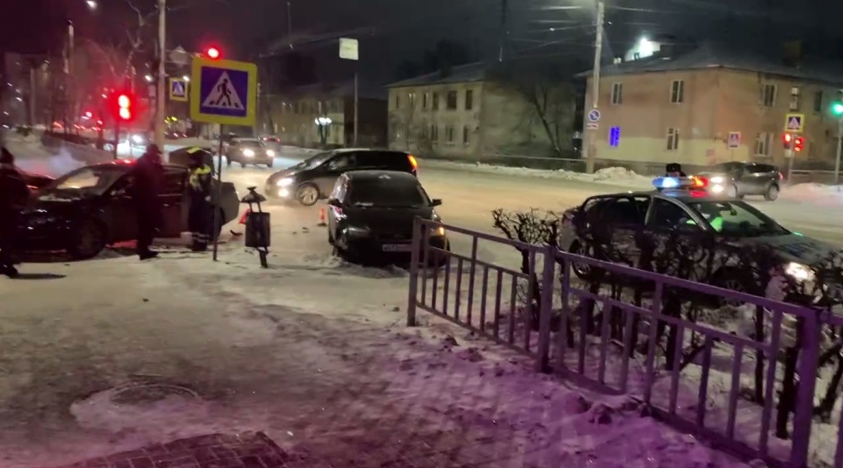 Женщина пострадала в ДТП на перекрестке в Дзержинске - фото 1