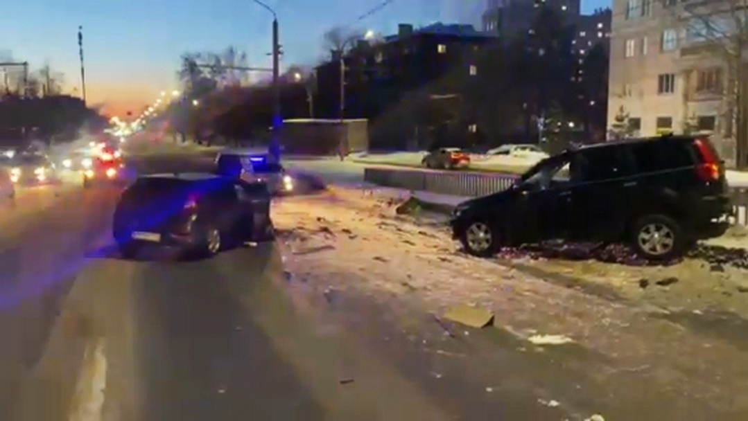 Два человека получили травмы в столкновении иномарок на виадуке в Нижнем Новгороде - фото 3