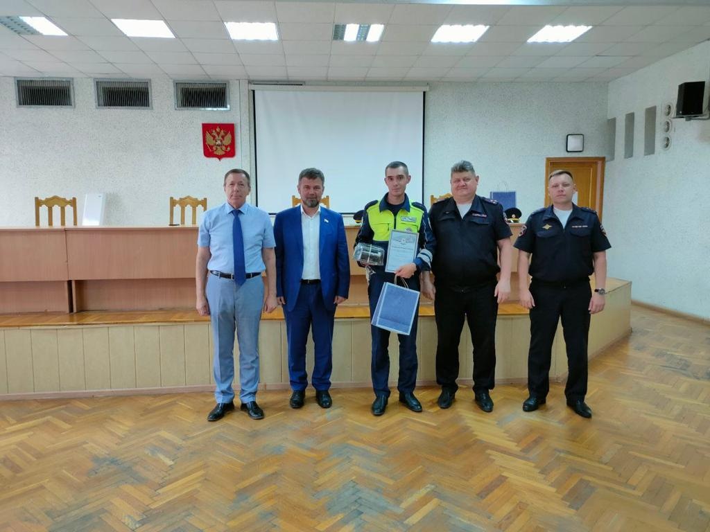 Нижегородских полицейских наградили за спасение жизни мальчика с неврологическим заболеванием - фото 1