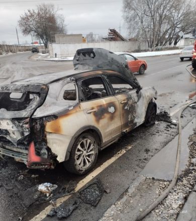 Китайский кроссовер сгорел на дороге под Нижним Новгородом - фото 1
