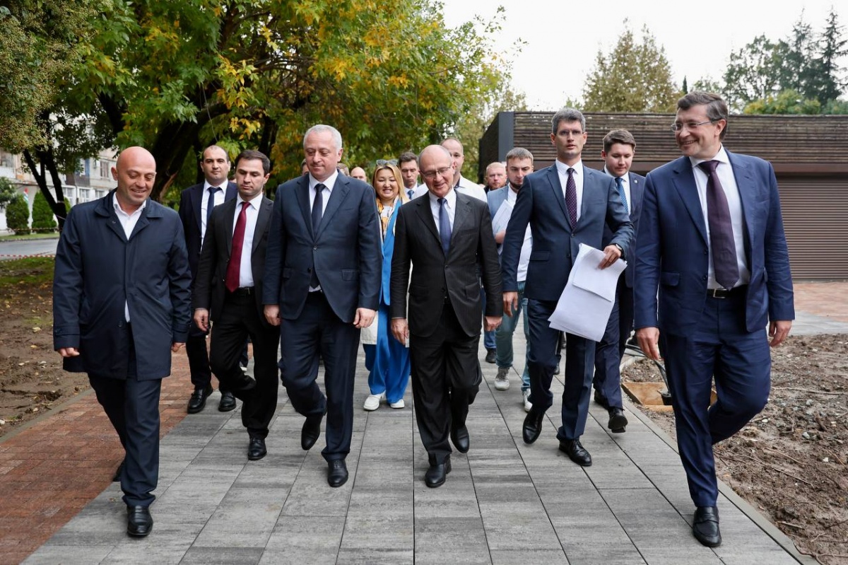 Власти Нижнего Новгорода занимаются благоустройством сквера в Сухуме - фото 1