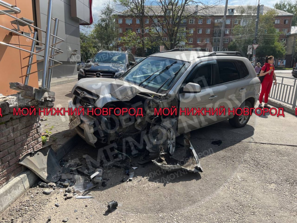 Пьяный водитель иномарки на скорости влетел в РК «Победа» в Нижнем Новгороде