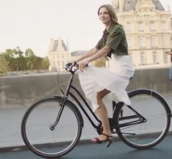 Нижегородская модель Наталья Водянова провела велоэкскурсию по Парижу - фото 1