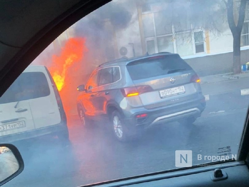 Два автомобиля загорелись на улице Бекетова - фото 1