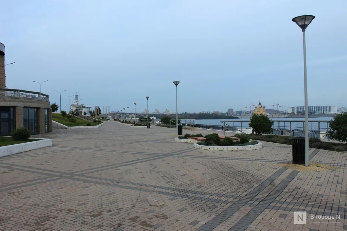 Часть Нижне-Волжской набережной закрыли строительным забором до ноября