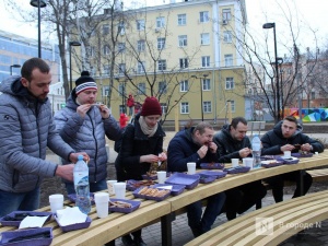 Чемпионы по поеданию ребрышек съели порцию за три минуты в Чернопрудском сквере