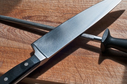 Руку работника затянуло в станок на вачском производстве ножей