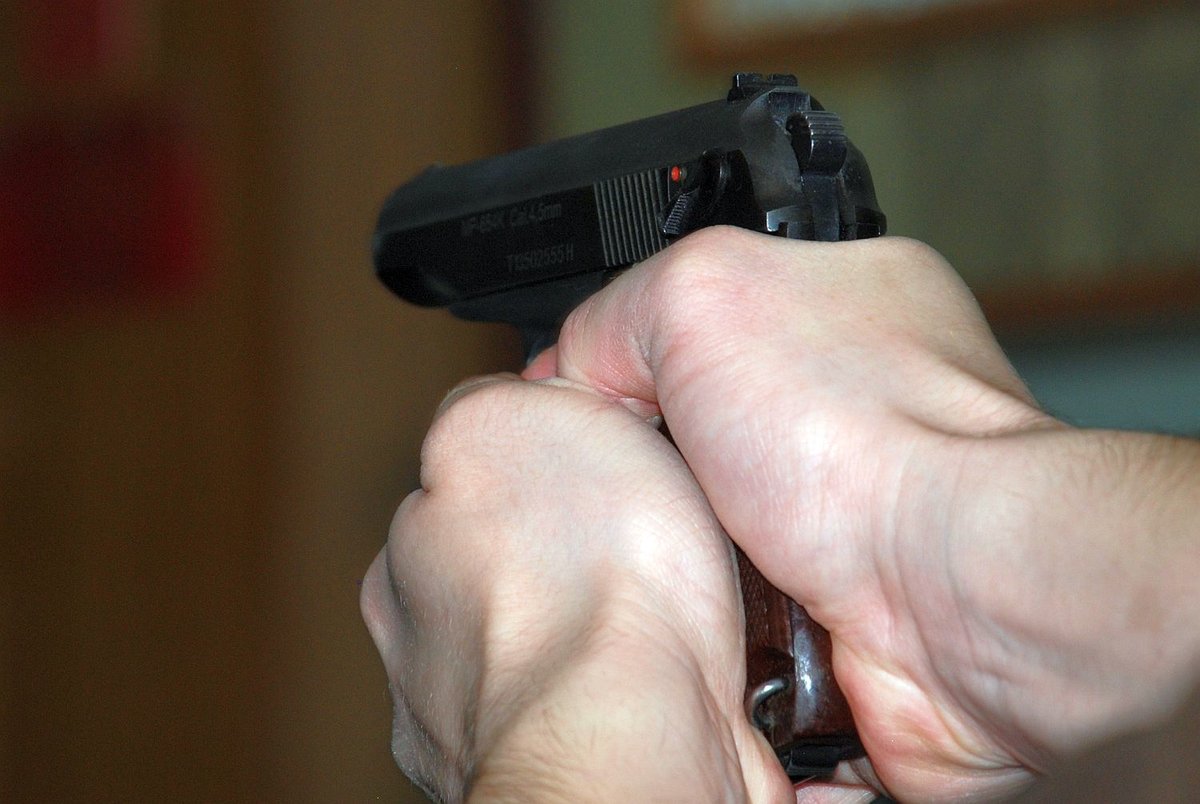 Пьяный рецидивист выстрелил из самодельного оружия в продавца починковского магазина 