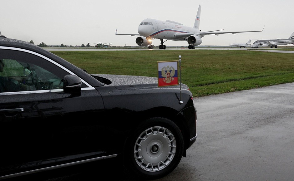 Путин возложил цветы к памятнику Юлию Харитону в Сарове  - фото 1