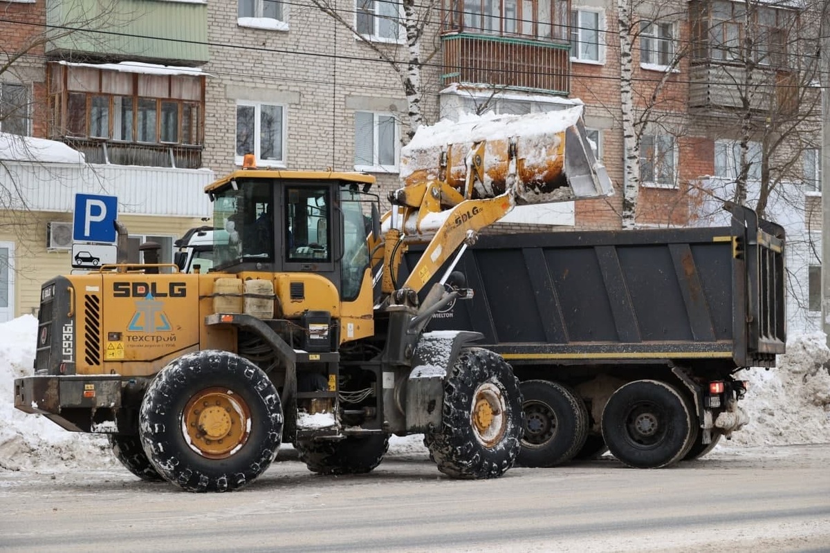 Более 200 тысяч кубометров снега вывезено с улиц Дзержинска за зиму - фото 1